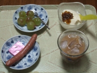 7/8 朝食 巨峰、ウィンナー、豆乳ヨーグルト+梅ジャム、鉄入りチーズ アイスカフェオレ