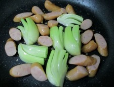 青梗菜とソーセージ　調理②