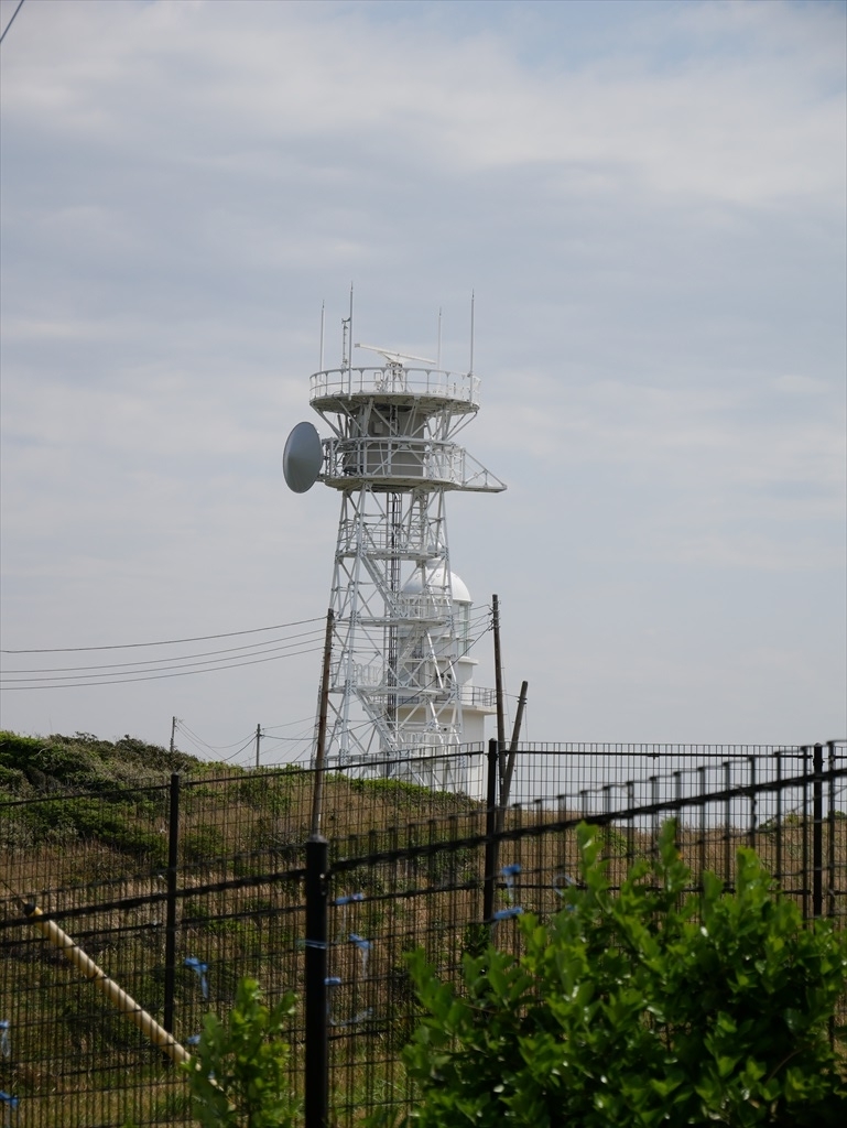 レーダー施設と灯台も間近に_2
