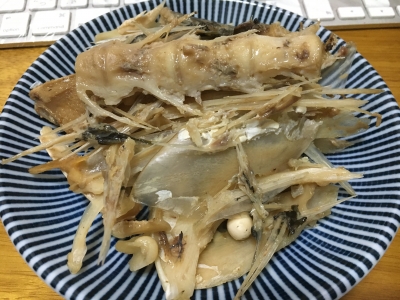 Bassingかわら版blog 今夜の魚料理 シイラの卵の煮付けとメジロのアラ煮