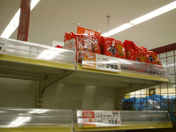 事実関係として、2011年3月11日に発生した東日本大震災の後や、2011年10月～11月頃に最悪となったタイの洪水の時も、スーパーの食料品が悉く売り切れる中、農心の「辛ラーメン」だけが売れ残っていた！