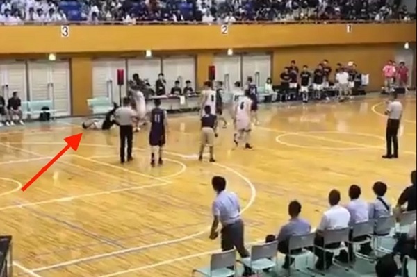 【バスケ】延岡学園の留学生選手がキレて審判を殴り倒す