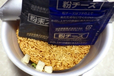 6/4発売 チキンラーメンどんぶり チーズカレー味(内容物)