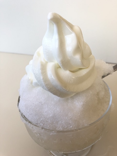 柿崎冷菓店 自家製梅酢氷ソフトクリームのせ