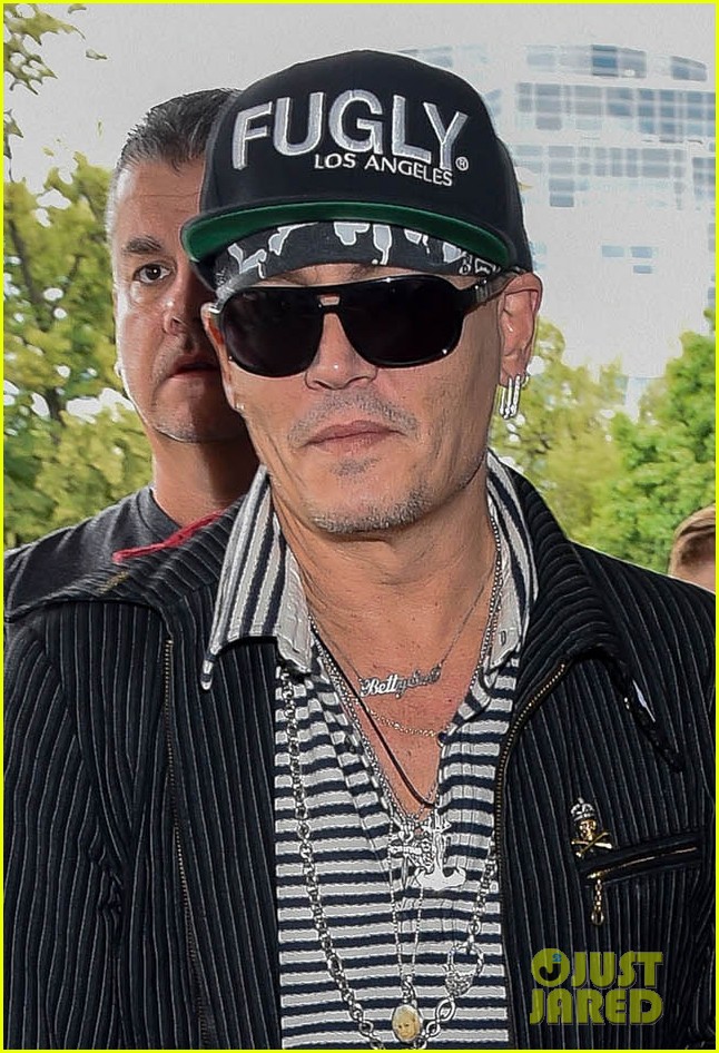 johnny-depp-greets-fans-while-arriving-at-poland-airport-01.jpg