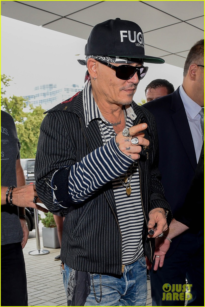 johnny-depp-greets-fans-while-arriving-at-poland-airport-03.jpg