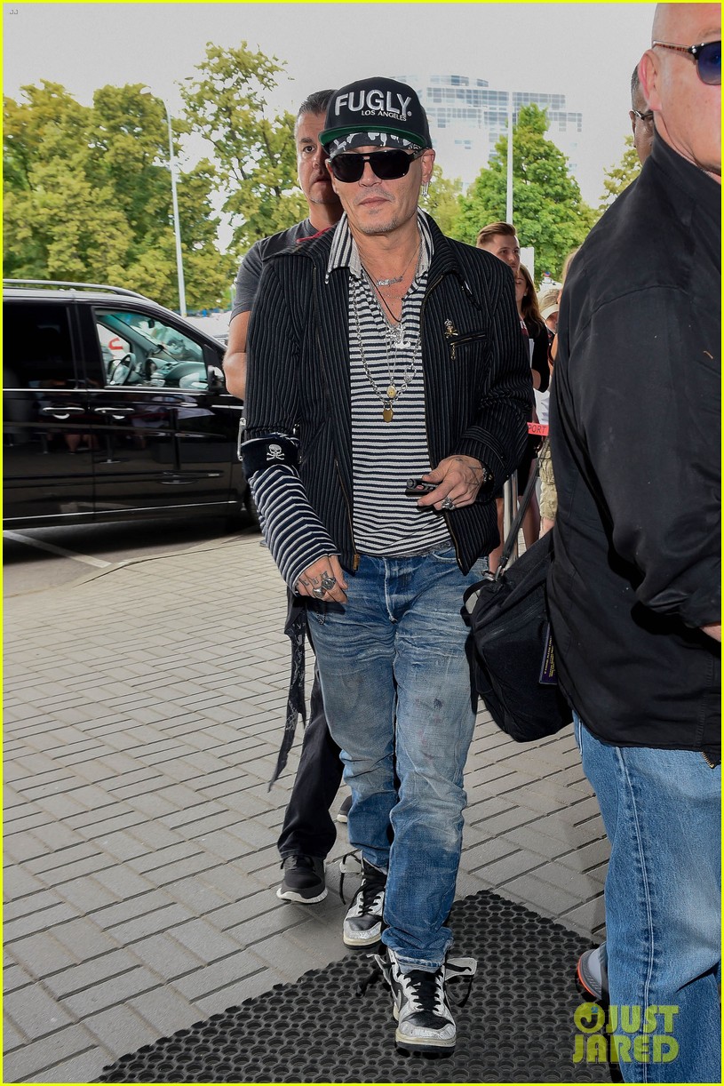 johnny-depp-greets-fans-while-arriving-at-poland-airport-05.jpg