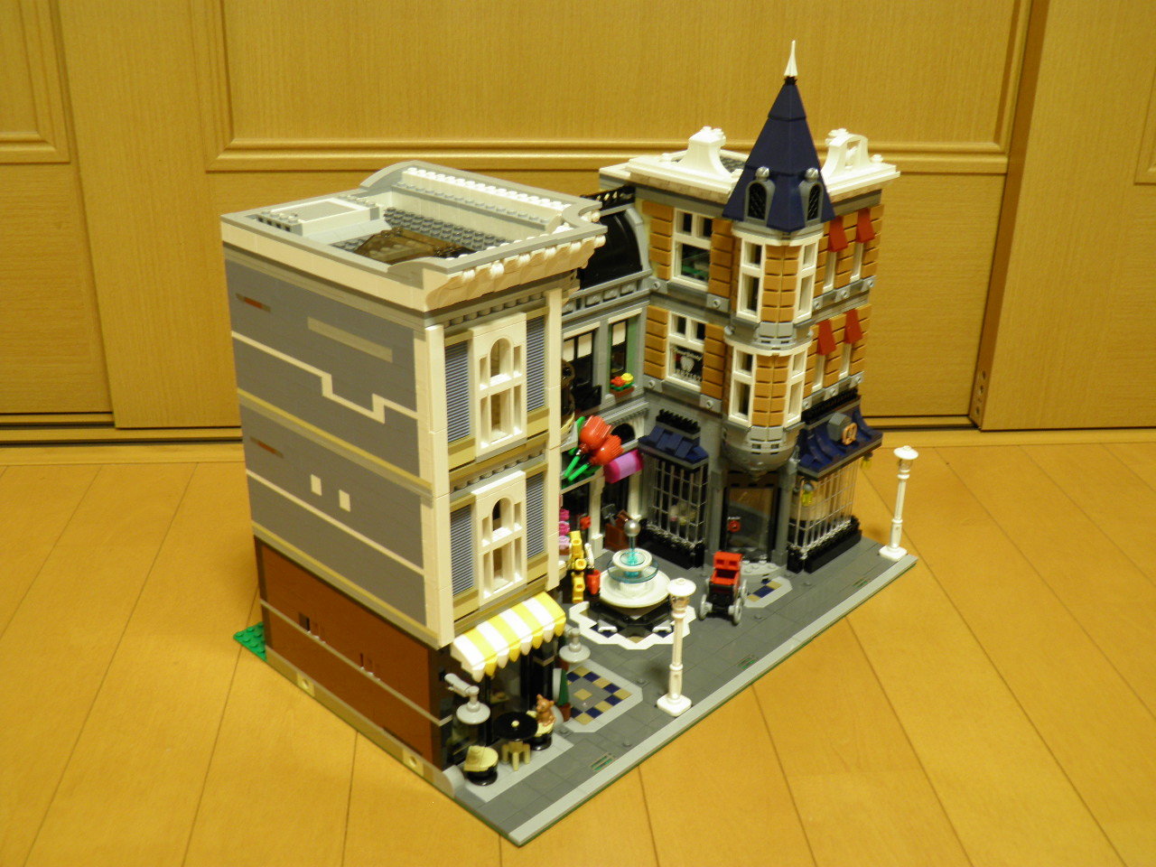 LEGOレビュー ＃10255 にぎやかな街角（Assembly Square） | MITAKENの部屋