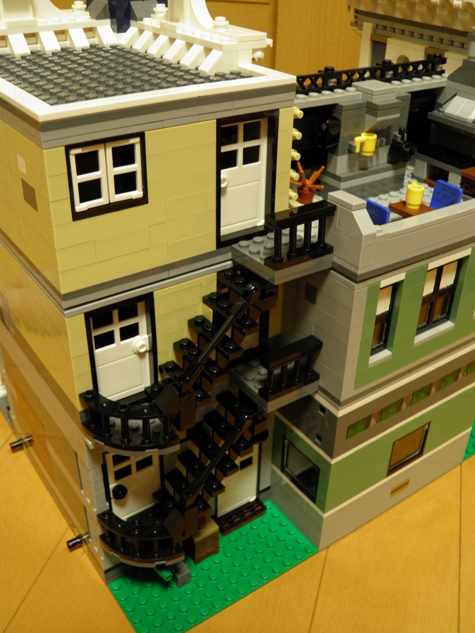 LEGOレビュー ＃10255 にぎやかな街角（Assembly Square） | MITAKENの部屋