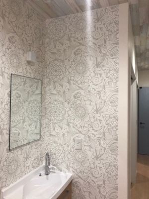 柄物の壁紙を使いこなしたおしゃれな住まい 洗面所 トイレ編 株 総合内装業tanaka 公式ブログ