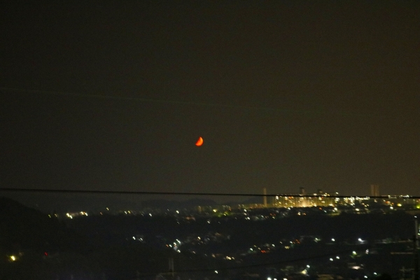 赤い月（河内長野市）