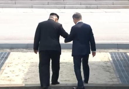 金正恩、板門店の南北軍事境界線を徒歩で越えて韓国側に、文在寅も金正恩と手を繋ぎ北朝鮮側に
