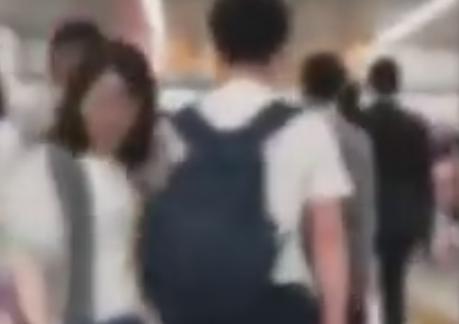 JR新宿駅構内に、歩く女性にだけタックルかましてくる男が居ると話題に（動画） … 女性が男連れのカップルだと分かると避けている様子も
