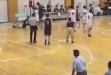 全九州高等学校バスケットボール競技大会、延岡学園の留学生選手が審判を殴り倒し没収試合に（動画）