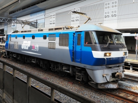 JR貨物 E210-135 牽引の貨物列車【京都駅】