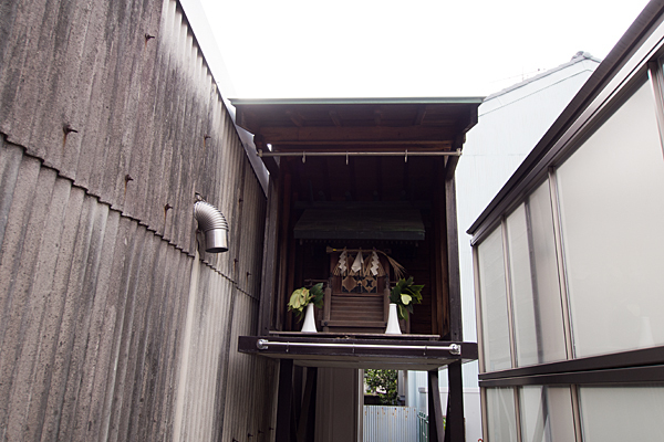 秋葉神社(枇杷島3)頭上の社