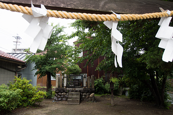 稲生町神明社鳥居の注連縄と紙垂