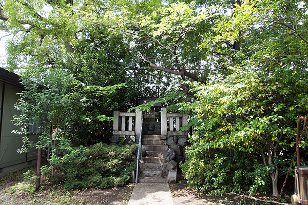 神徳神社本社前