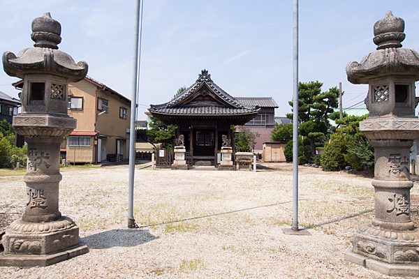 東茶屋八幡社石灯籠と参道