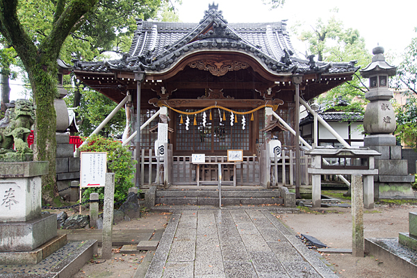 名塚白山社拝殿