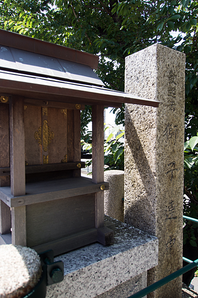 入場神社隣の小さな社と石柱