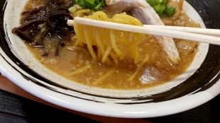 かんぱち　豚骨醤油ﾗｰﾒﾝ　麺