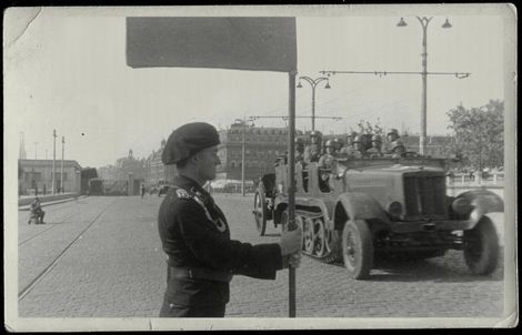 Bordeaux_parade_1 Juli 1940_Artillerie Rrgiment 78_SdKfz 6_10.5cm leichte Feldhaubitze 18